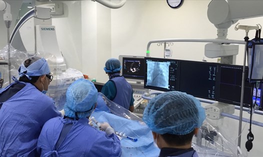 Các Y bác sĩ khoa Tim mạch tại Bệnh viện Đa khoa Thống Nhất tiến hành phẫu thuật cho bệnh nhân tại tỉnh Đồng Nai. Ảnh: Hà Anh Chiến