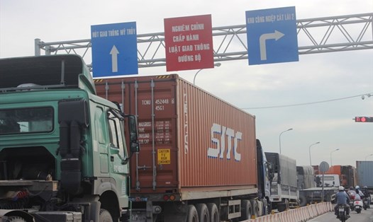 Xe container xếp hàng dài trên đường Đồng Văn Cống vào cảng Cát Lái (Thành phố Thủ Đức, TPHCM). Ảnh: Minh Quân