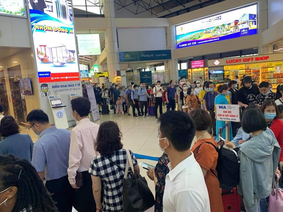 Hành khách xếp hàng làm thủ tục khai báo y tế, kiểm tra an ninh tại sân bay Nội Bài sáng 22.4.2021. Ảnh: Phi Điệp
