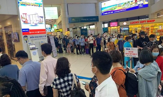 Hành khách xếp hàng làm thủ tục khai báo y tế, kiểm tra an ninh tại sân bay Nội Bài sáng 22.4.2021. Ảnh: Phi Điệp