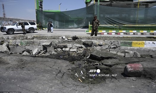 Binh sĩ quân đội Afghanistan tại một trạm xăng bị hư hại sau vụ đánh bom nhằm vào lực lượng an ninh nước này ở thủ đô Kabul, ngày 21.4. Ảnh: AFP