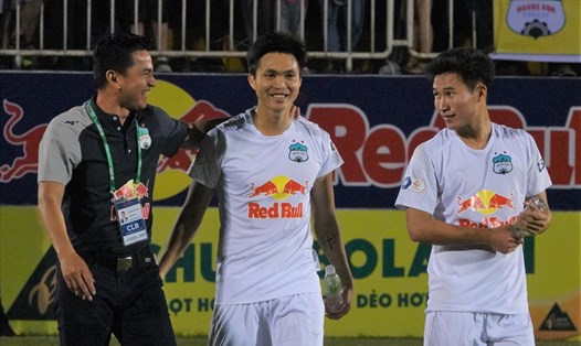 Huấn luyện viên Kiatisak vui vẻ nói chuyện với Tuấn Anh và Triệu Việt Hưng sau trận thắng Hà Nội 1-0. Ảnh: Nguyễn Đăng.