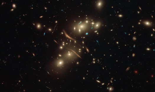 Cụm thiên hà RXCJ0600-2007 và hình ảnh thấu kính của thiên hà RXCJ0600-z6 (màu đỏ). Ảnh: NASA/ESO/ESA/Hubble