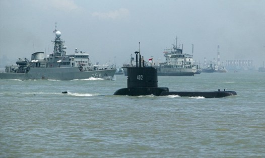 Tàu ngầm lớp Indonesia KRI Nanggala 402 (giữa) lên đường từ căn cứ hải quân ở Surabaya. Ảnh: AFP