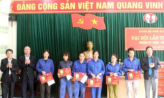 Lãnh đạo Tập đoàn Hoá chất và Công đoàn Công nghiệp Hóa chất Việt Nam trao tặng quà cho đoàn viên có hoàn cảnh khó khăn. Ảnh: X.Tùng