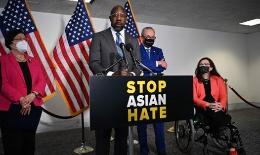 Thượng nghị sĩ Raphael Warnock nói chuyện với các phóng viên về dự luật chống tội ác thù hận người gốc Á tại tòa nhà văn phòng Thượng viện Mỹ ở Washington D.C. Ảnh: AFP