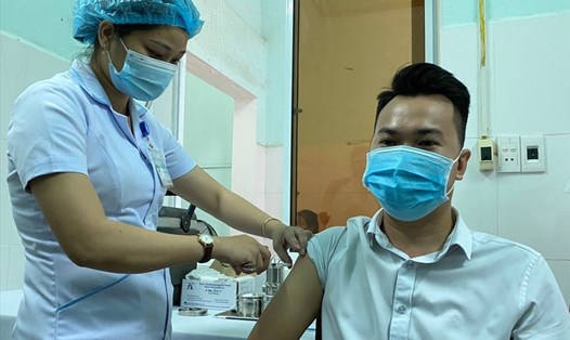 Tỉnh Quảng Nam tổ chức tiêm phòng vaccine cho lực lượng tuyến đầu chống dịch. Ảnh: Thanh Chung