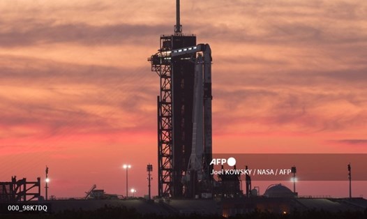 Tên lửa Falcon 9 và tàu vũ trụ Crew Dragon của SpaceX ở bệ phóng 39A, chuẩn bị cho sứ mệnh Crew-2. Ảnh: AFP