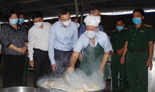 Thứ trưởng Bộ Y tế Nguyễn Văn Thuấn kiểm tra bếp ăn tại Khu cách ly tỉnh Bạc Liêu. Ảnh: Nhật Hồ