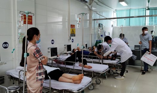 Các bệnh nhân đang được cấp cứu tại Bệnh viện Đa khoa Hữu Nghị 103 vào lúc 10 giờ 30 phút ngày 23. 4. Ảnh: BYB