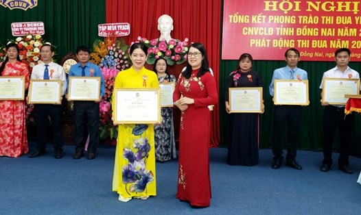 Lãnh đạo LĐLĐ tỉnh Đồng Nai trao thưởng cho Công đoàn cơ sở Công ty Changshin Việt Nam trong các phong trào thi đua yêu nước năm 2020. Ảnh: Hà Anh Chiến