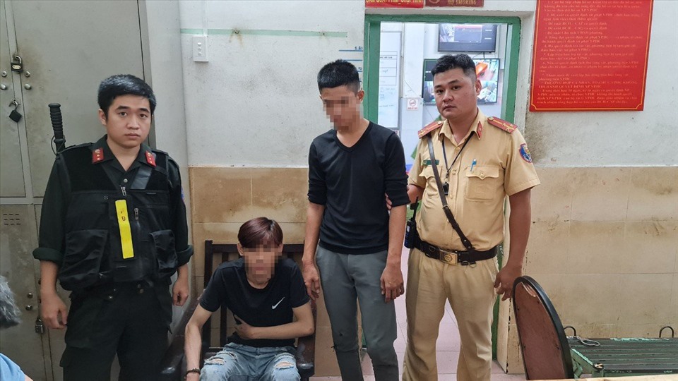 Hai thiếu niên tuổi đời còn rất trẻ bị tóm gọn khi đi giật điện thoại của người dân. Ảnh: CACC