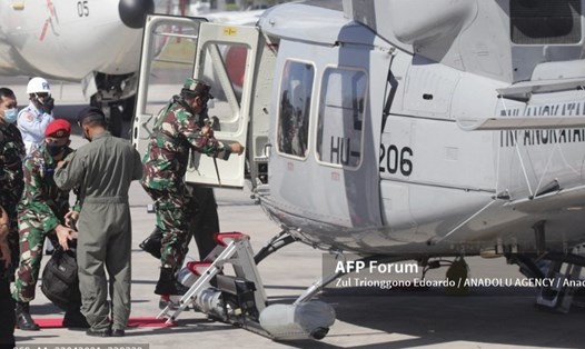 Chỉ huy quân sự Indonesia Hadi Tjahjanto lên trực thăng đến Tàu chiến Suharso để tham gia chiến dịch tìm kiếm tàu ​​ngầm KRI Nanggala 402. Ảnh: AFP