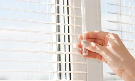 Để tiết kiệm khi không sử dụng điều hòa, bạn nên đóng rèm cửa để tránh cho mặt trời chiếu trực tiếp vào nhà .  Ảnh: AFP