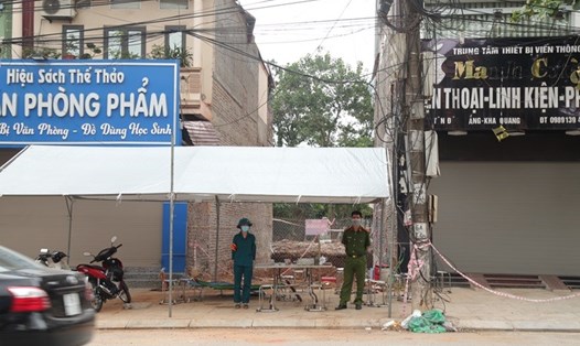 Lực lượng chức năng bảo vệ nghiêm hiện trường có bom tại số nhà 67, đường Tôn Đức Thắng, phường Khai Quang, thành phố Vĩnh Yên. Ảnh: K.L