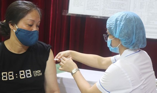 Triển khai tiêm vắc xin phòng Covid-19 đợt 2 cho cán bộ, nhân viên y tế Bệnh viện Đa khoa Đống Đa. Ảnh: Thu Trang