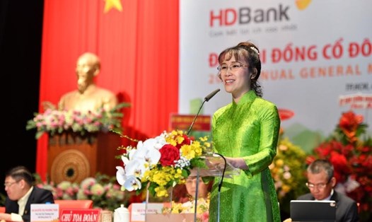 Bà Nguyễn Thị Phương Thảo – Phó Chủ tịch thường trực HĐQT trình bày Phương án phân phối lợi nhuận, kế hoạch chia cổ tức năm 2020 và Phương án tăng Vốn Điều Lệ năm 2021. Ảnh: HDBank