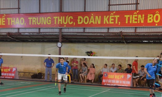 Các vận động viên tham gia tranh tài tại giải cầu lông CNVCLĐ do LĐLĐ huyện Thái Thụy (Thái Bình) tổ chức. Ảnh: N.C