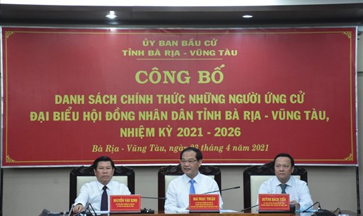 Ông Mai Ngọc Thuận, Phó Chủ tịch Thường trực UBBC tỉnh cùng 2 ủy viên chủ trì buổi công bố danh sách. Ảnh: Thành An