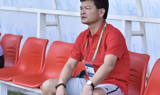 Huấn luyện viên Nguyễn Văn Sỹ nghỉ làm nhiệm vụ ở vòng 11 V.League 2021. Ảnh: Anh Tiến