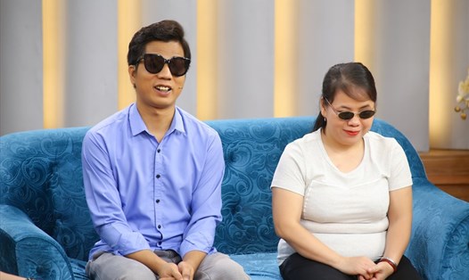 Cặp vợ chồng khiếm thị Ngọc Nhi và Huỳnh Lê  đã mang đến cho khán giả một câu chuyện xúc động.  Ảnh: CTCC.
