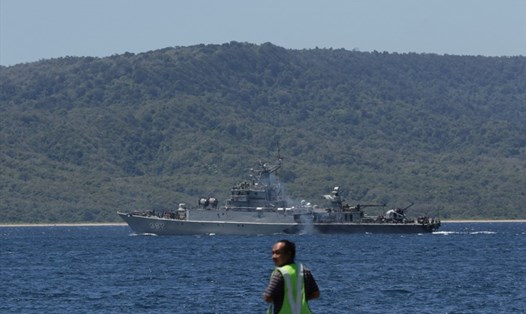 Tàu Hải quân Indonesia tham gia tìm kiếm tàu ngầm mất tích. Ảnh: AFP