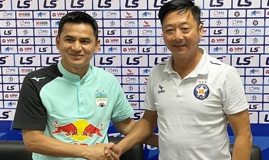 Huấn luyện viên Lê Huỳnh Đức (phải) không phục khi Đà Nẵng của ông thua Hoàng Anh Gia Lai 0-2 tại V.League. Ảnh: FBNV.