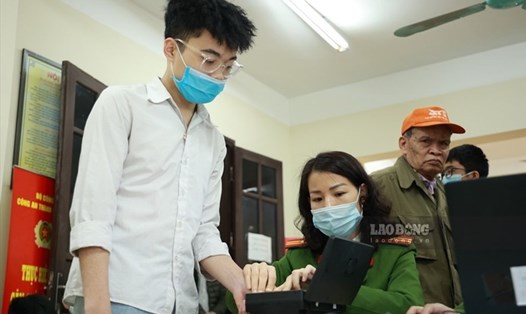 Nhiều người tham gia làm căn cước công dân gắn chip tại Hà Nội. Ảnh Hải Nguyễn