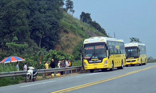 Nhà xe Hà Sơn - Hải Vân dàn hàng đón khách tại một bến cóc gần km224 trên cao tốc Nội Bài - Lào Cai. Ảnh: Lê Anh.