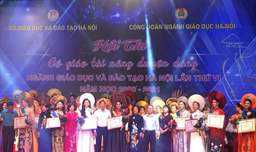 Ông Vũ Minh Đức - Chủ tịch Công đoàn Giáo dục Việt Nam trao tặng bằng khen cho các nữ nhà giáo Thủ đô.