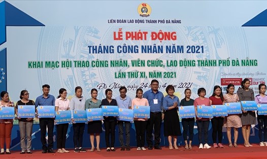 LĐLĐ thành phố Đà Nẵng trao tặng nhà Mái ấm Công đoàn cho các Đoàn viên có hoàn cảnh khó khăn. Ảnh: Tường Minh