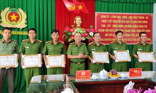 Đại tá Trần Văn Chính (đứng giữa), Phó giám đốc Công an tỉnh Bình Dương trao giấy khen cho tập thể và cá nhân có thành tích xuất sắc trong công tác phối hợp bắt giữ đối tượng giết người rồi bỏ trốn. Ảnh: PV