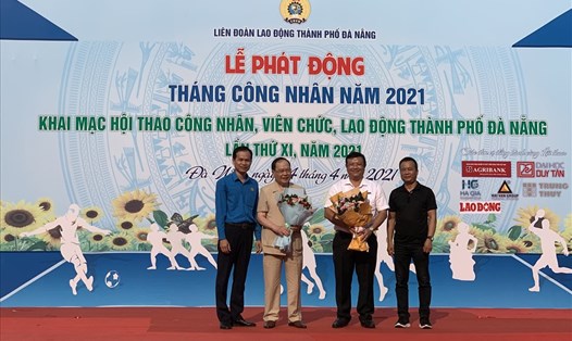 Ban tổ chức Giải bóng đá công nhân viên chức lao động tranh Cúp Báo Lao Động tặng hoa các nhà tài trợ. Ảnh: Tường Minh