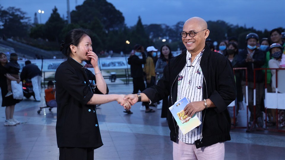 Color Man và người chơi trong "Quà tặng bất ngờ". Ảnh: Điền Quân Color Man và người chơi trong "Quà tặng bất ngờ". Ảnh: Điền Quân