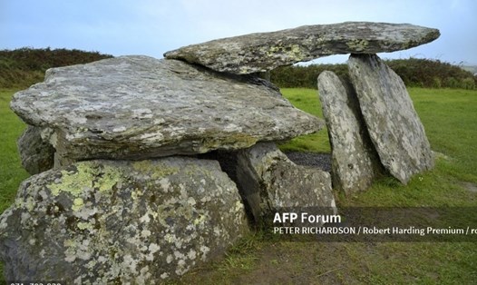Lăng mộ cổ hình nêm thời kỳ đồ đá ở Ireland. Ảnh AFP