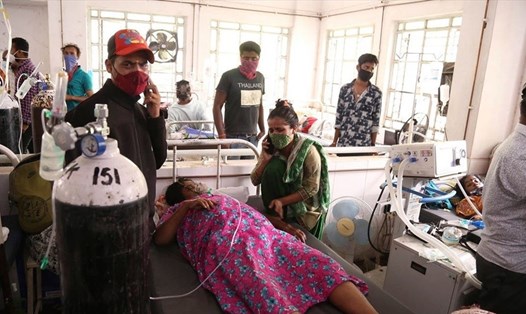 Số ca COVID-19 ở Ấn Độ liên tiếp lập kỷ lục mới khi các bệnh viện đang cạn kiệt oxy. Ảnh: AFP