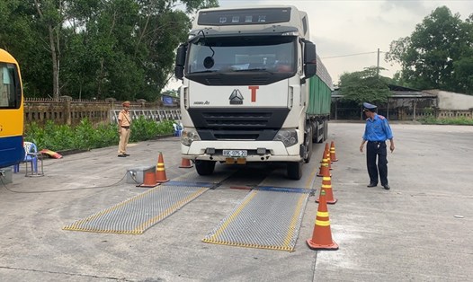 Lực lượng chức năng Thừa Thiên Huế siết chặt kiểm tra, cân tải trọng các phương tiện qua địa bàn đoạn Km0+400 đường tránh Huế. Ảnh: CTV.