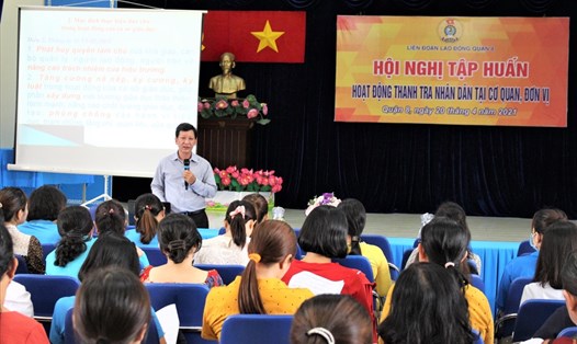Ông Trương Hồng Sơn, Chủ nhiệm Ủy ban Kiểm tra LĐLĐ TPHCM tập huấn cho các cán bộ công đoàn cơ sở. Ảnh LĐLĐ Quận 8