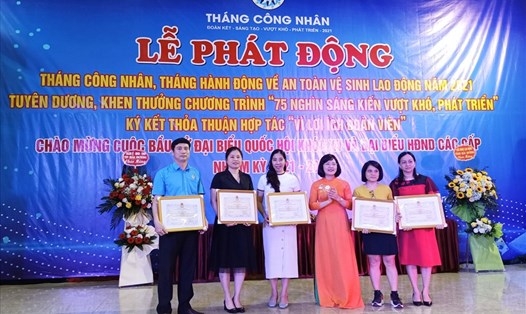 LĐLĐ thành phố Hải Dương khen thưởng 5 tập thể có nhiều sáng kiến tham gia "75.000 sáng kiến vượt khó, phát triển". Ảnh DT
