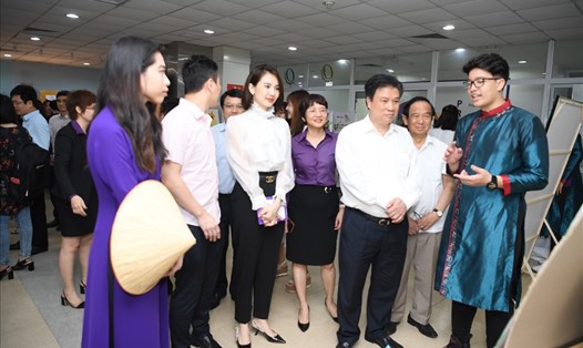 Thứ trưởng Bộ  GDĐT Nguyễn Hữu Độ tham quan các sản phẩm học tập tại ngày hội.