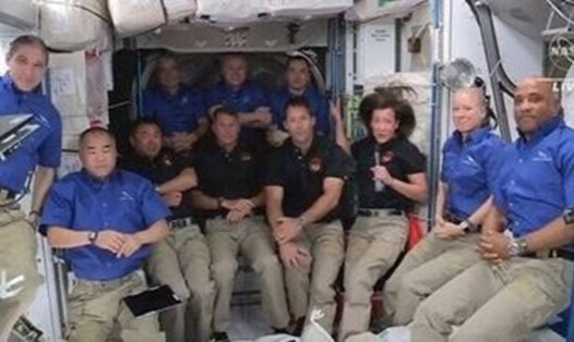 Tất cả các phi hành gia đã cố gắng thu mình vào tầm nhìn của camera để nhận được cuộc gọi chúc mừng từ các nhà lãnh đạo của cơ quan vũ trụ của họ. Ảnh: NASA