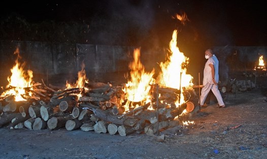 Bức ảnh ngày 13.4.2021 cho thấy giàn hỏa táng tạm trong lễ hỏa táng hàng loạt bệnh nhân COVID-19 tại một lò hỏa táng ở Surat, Ấn Độ. Ảnh: AFP