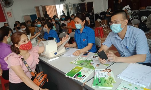 Khoảng 400 nữ công nhân các khu công nghiệp và chế xuất Hà Nội được khám sức khoẻ miễn phí - một hoạt động của Tháng Công nhân năm 2021 do Công đoàn các khu công nghiệp và chế xuất Hà Nội tổ chức. Ảnh: Ngọc Ánh