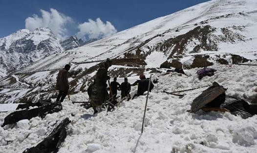 Hiện trường tuyết lở sau khi vỡ sông băng, lực lượng cứu hộ đang nỗ lực giải cứu người bị nạn. Ảnh: Quân đội Ấn Độ