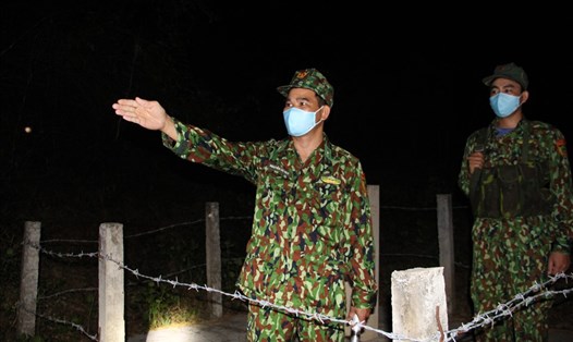 Bộ đội biên phòng tuần tra ngăn chặn nhập cảnh trái phép ở tuyến biên giới tại huyện Bù Đốp, tỉnh Bình Phước. Ảnh: Đình Trọng