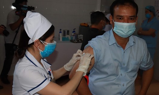 Tỉnh Đắk Lắk triển khai tiêm vaccine COVID-19 cho công dân đang sinh sống và làm việc trên địa bàn TP.Buôn Ma Thuột. Ảnh minh hoạ: B.T