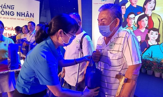 Chủ tịch LĐLĐ TPHCM Trần Thị Diệu Thúy trao quà cho công nhân bị tai nạn lao động, người lao động có hoàn cảnh khó khăn . Ảnh: Nam Dương