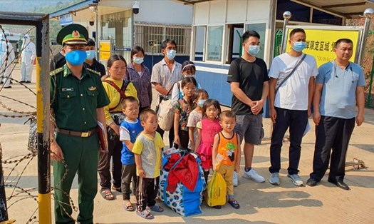 Lực lượng chức năng tỉnh Điện Biên tiếp nhận các công dân trở về nước. Ảnh Anh Dũng.