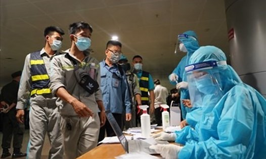 Tiêm vaccine COVID-19 cho nhân viên sân bay Tân Sơn Nhất. Ảnh: Anh Tú