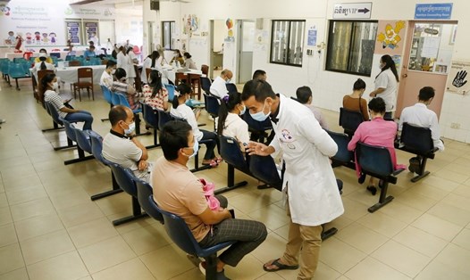 Chờ tiêm vaccine COVID-19 ở Campuchia. Ảnh: Tân Hoa Xã